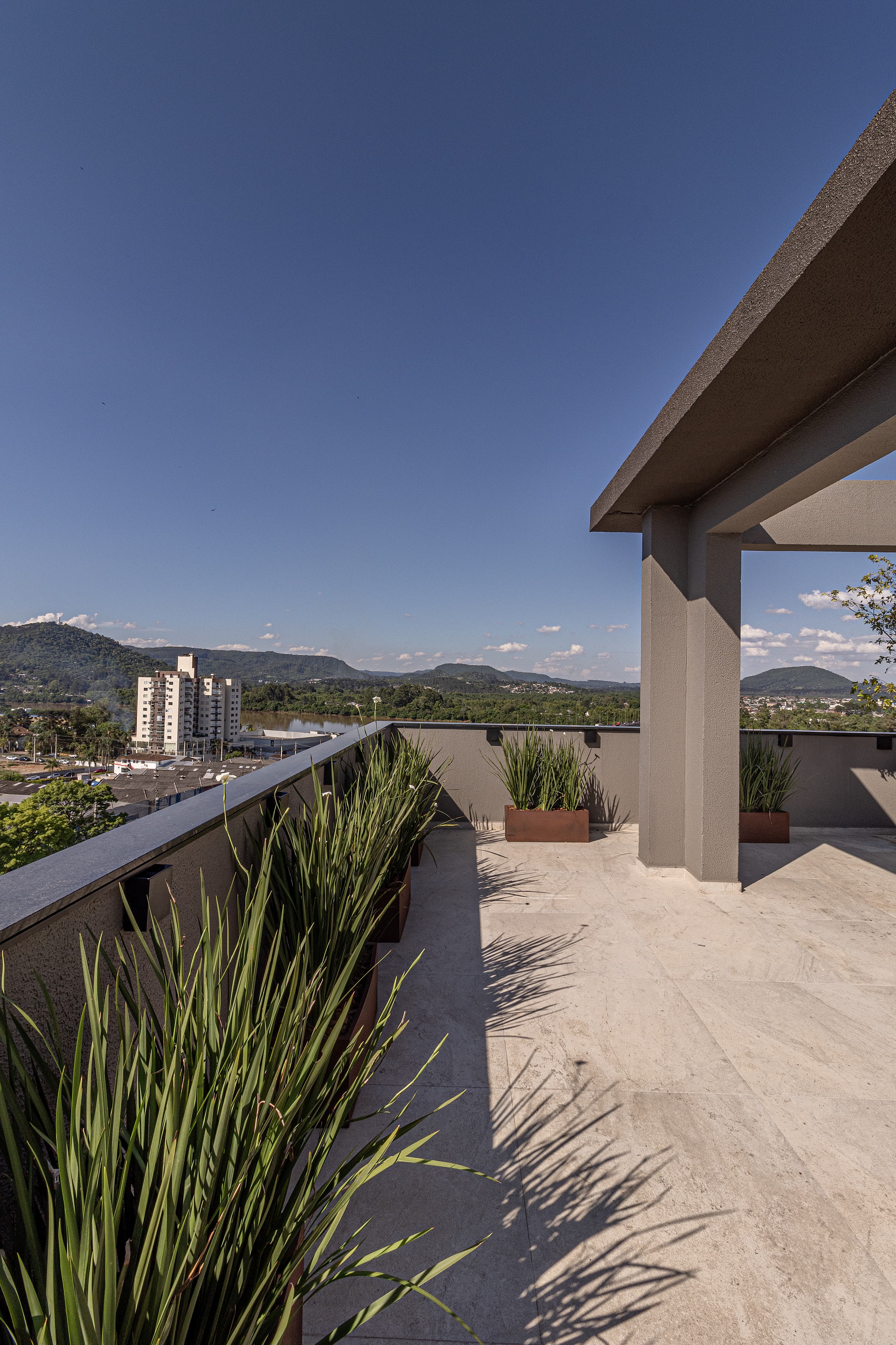 Terraço da cobertura com jardineiras e vista para o rio
