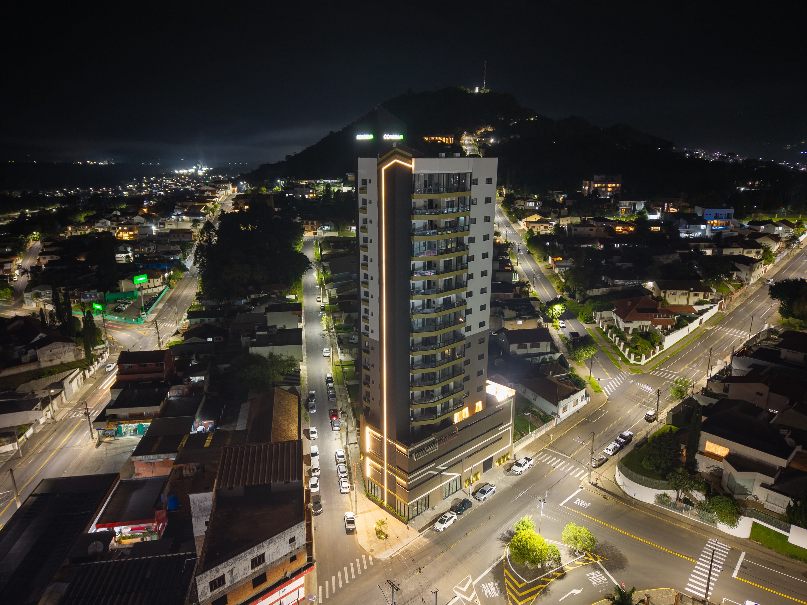 Fachada com o filete de luz dourada