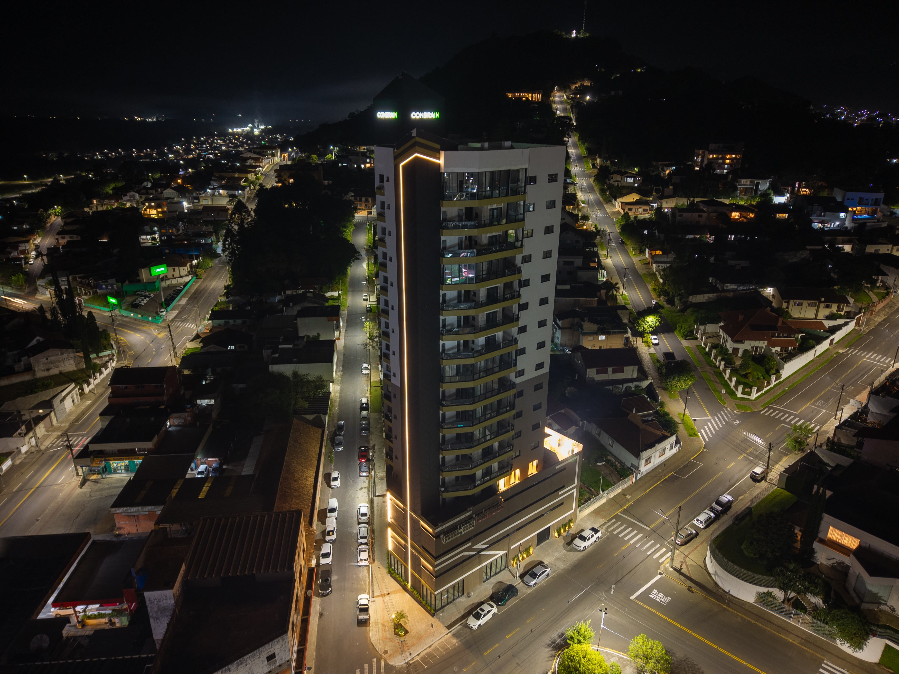 Fachada noturna do Residencial Ágave vista de drone