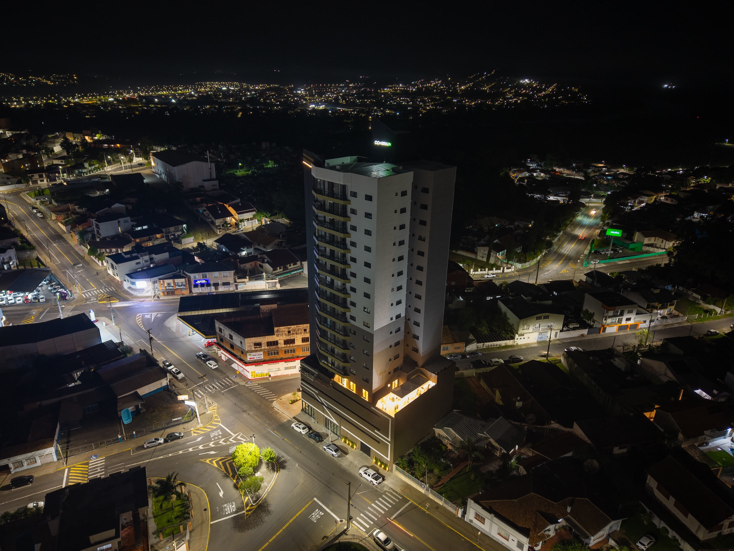 Vista lateral do prédio com o terraço iluminado