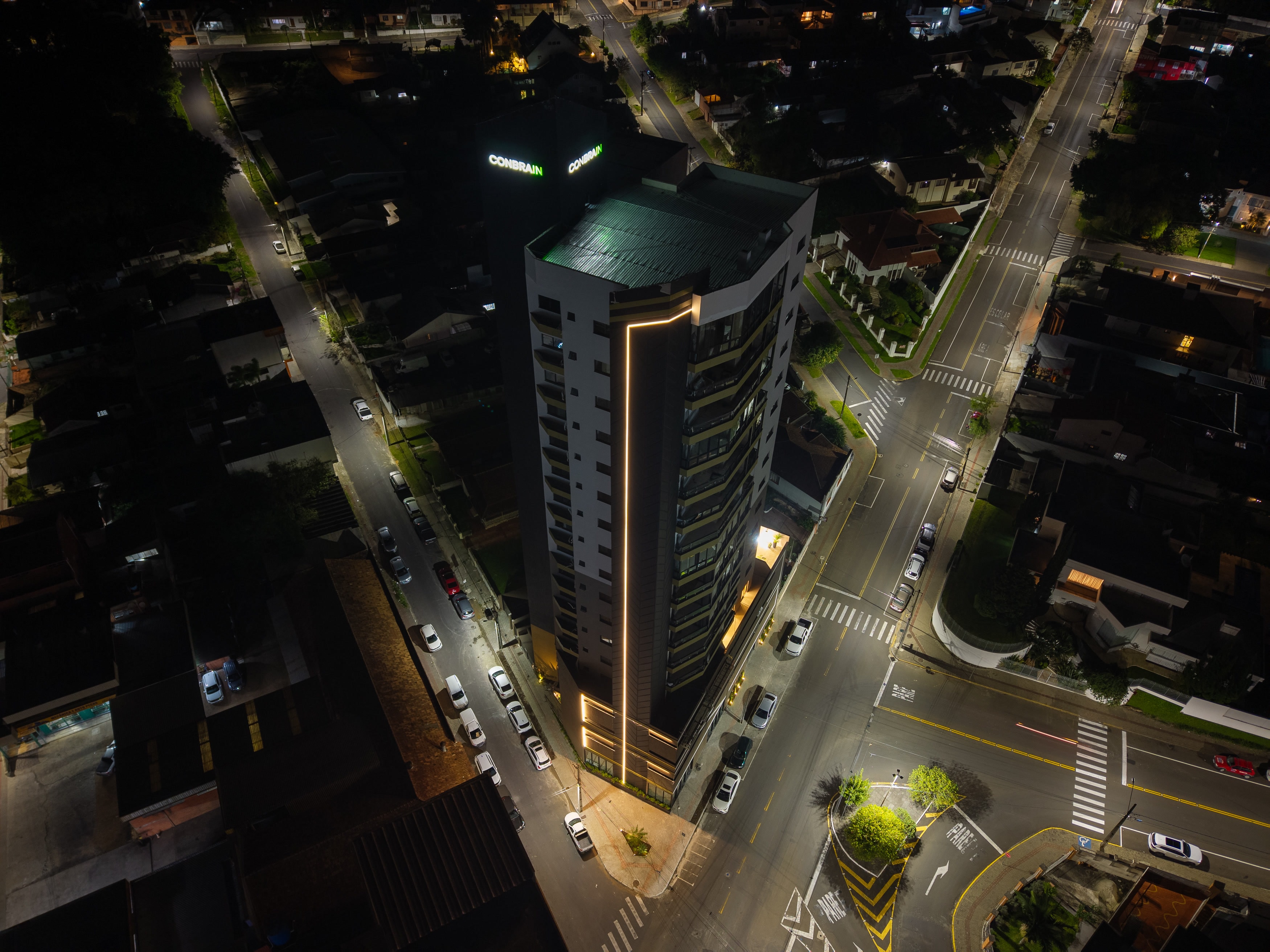 Vista aérea do prédio na esquina, com as ruas do centro