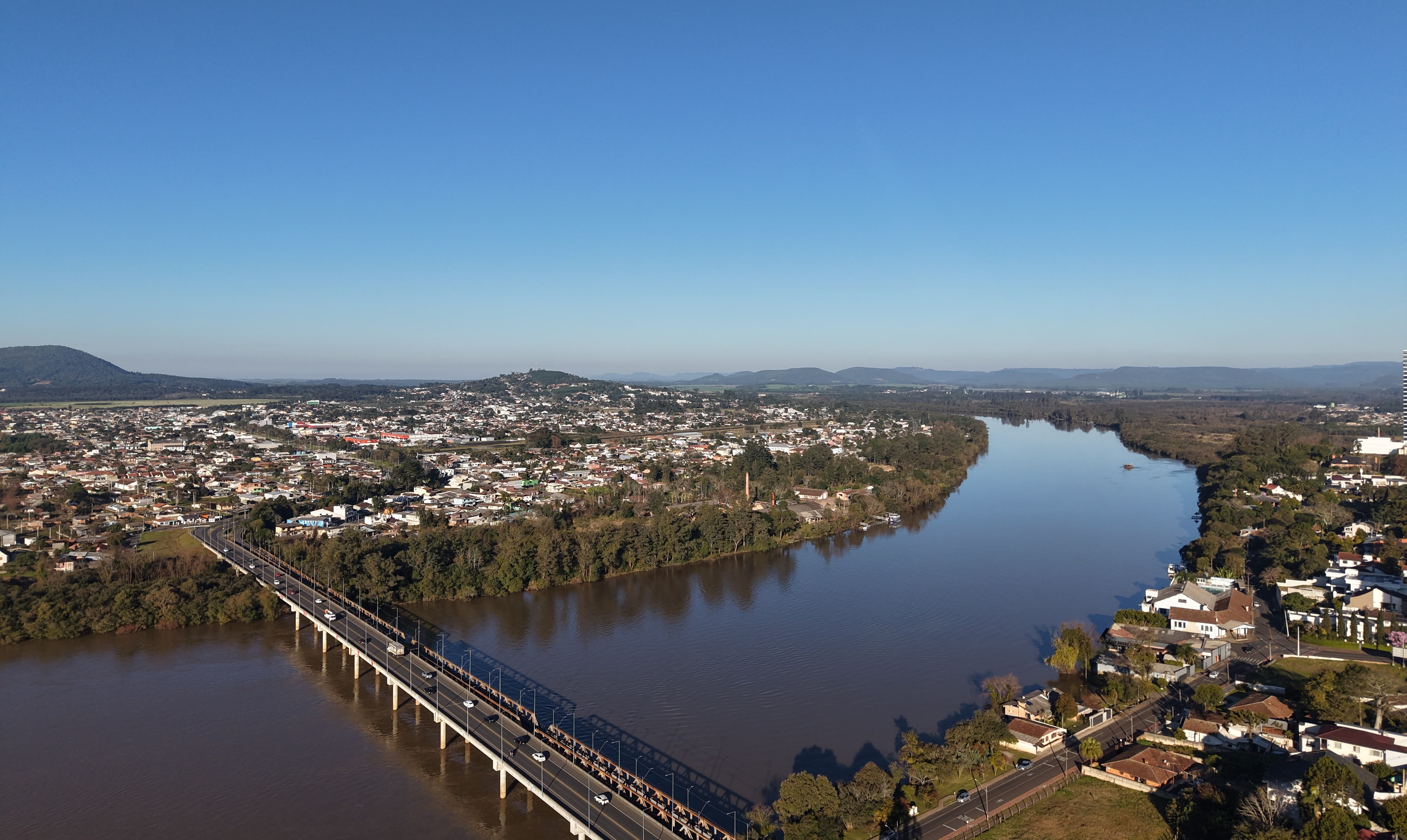 Vista aérea do Rio Iguaçu e da cidade