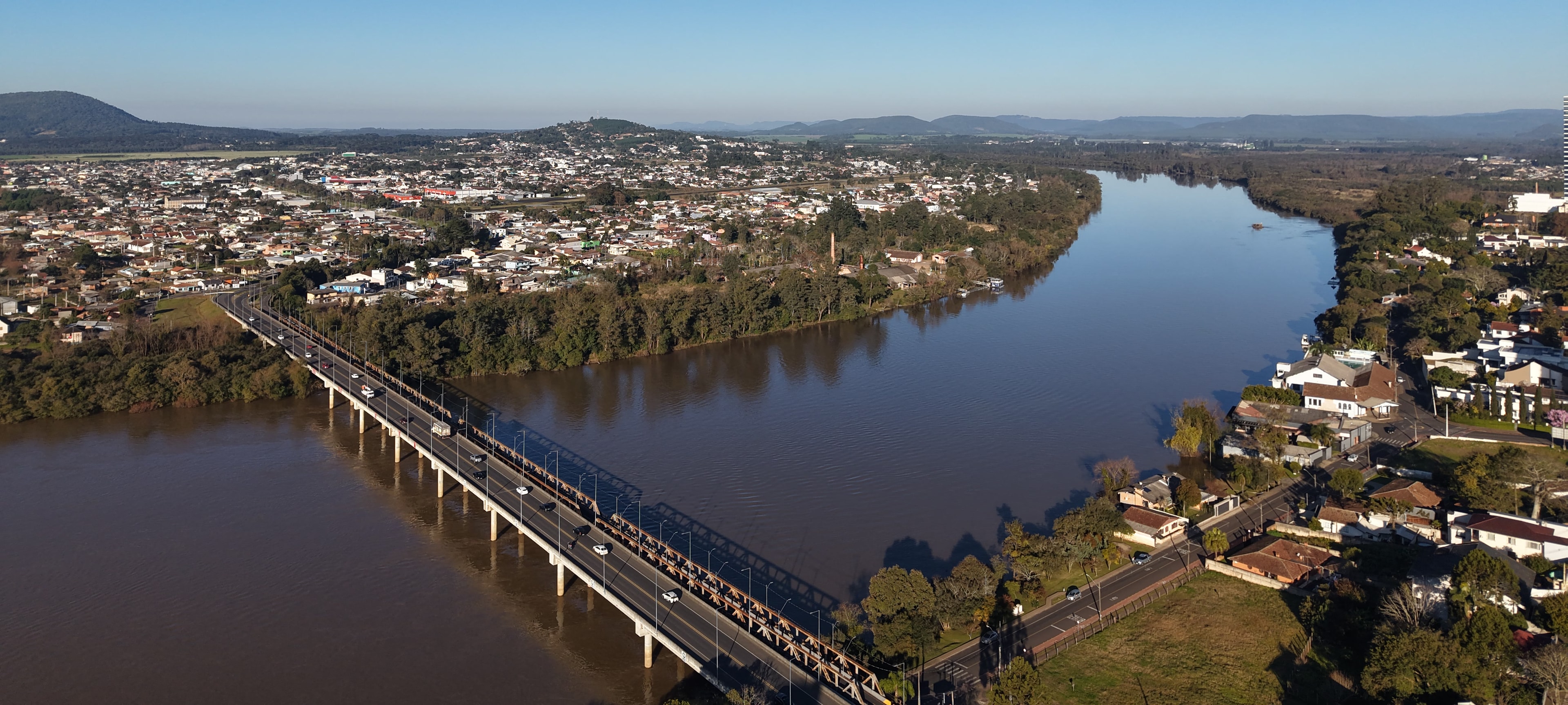 Vista aérea da ponte sobre o rio Iguaçu, que une Porto União e União da Vitória