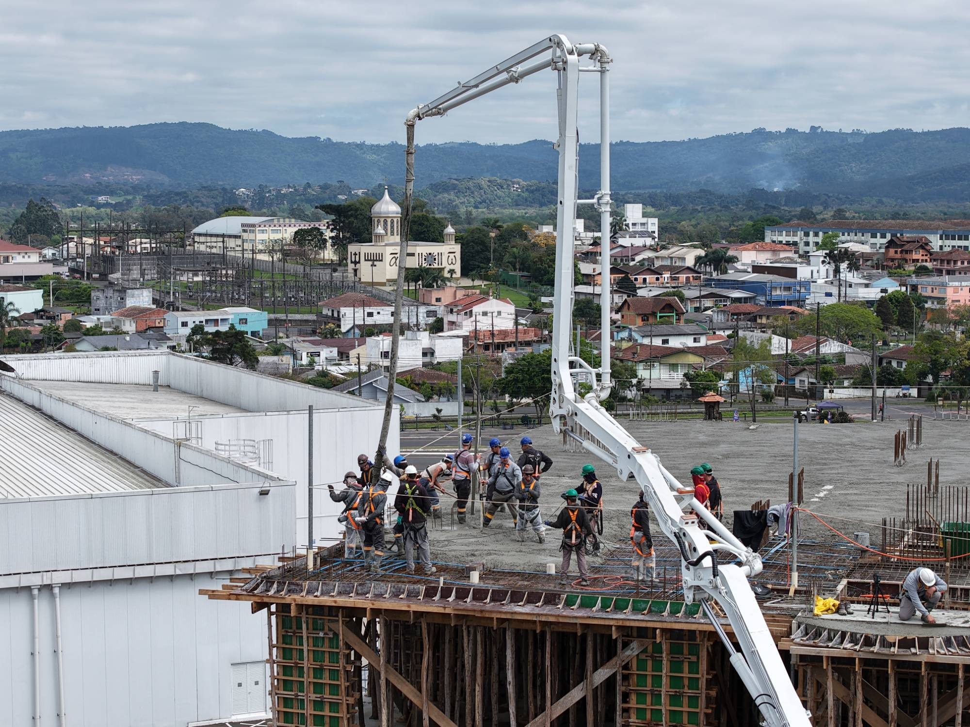 Equipe realizando a concretagem da laje do Upper Nest